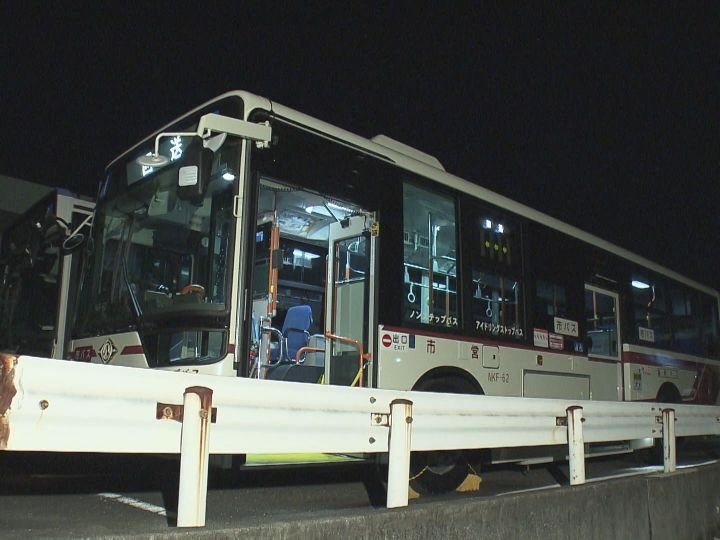Ônibus freia bruscamente e cai após carro invadir faixa de ônibus