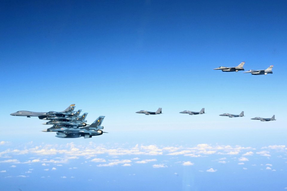 Coreia do Sul, EUA e Japão realizam exercícios aéreos após lançamento de ICBM